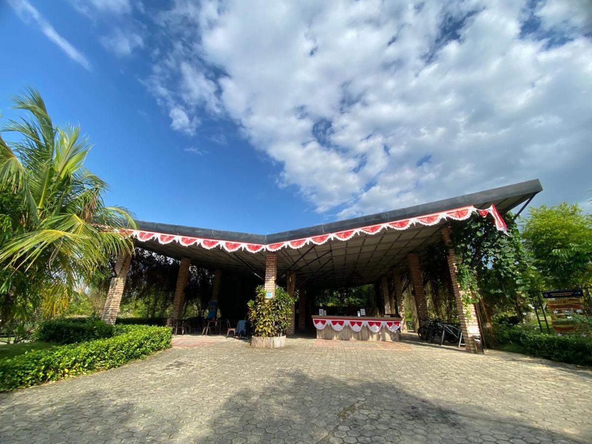 "D'Bamboo Kamp" Desa Wisata Ekang Lagoi Zewnętrze zdjęcie